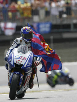 svetlanafcb:    Spanish Jorge Lorenzo waves a flag of the FC Barcelona football club in celebration after finishing second during the Moto GP race of the Catalunya Grand Prix at the Montmelo racetrack on June 14, 2009 in Montmelo, near Barcelona.   