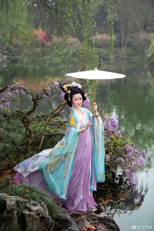 chinese hanfu in tang dynasty style by 竹里馆汉服