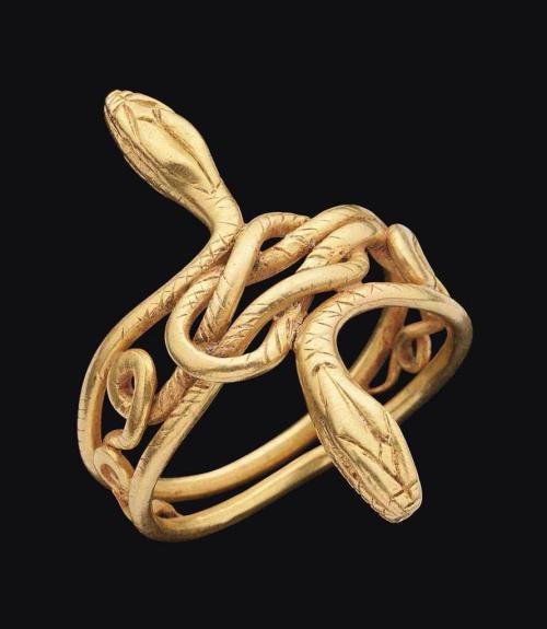 museum-of-artifacts:Graeco-Roman gold ‘Herakles Knot’ snake ring dated to the 1st century BC