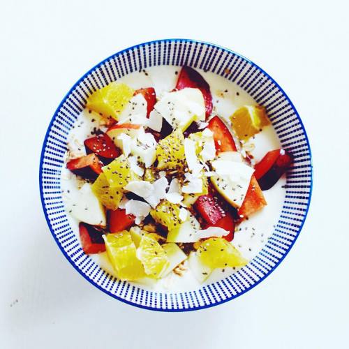 Muesli + Yogurt + fresh Fruits ✨✌️ Auf dem Weg zur Arbeit – zuvor gab’s Müsli mit etwas warmes