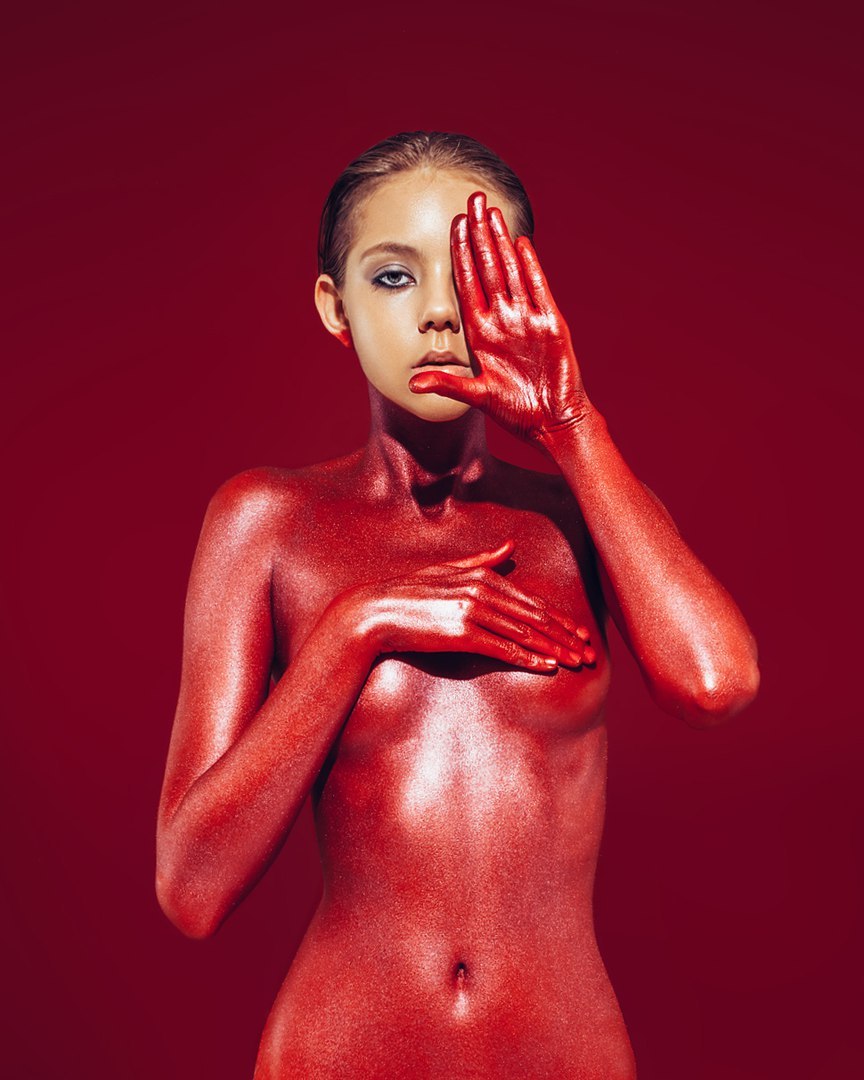 something-eyecatching:Lady in red