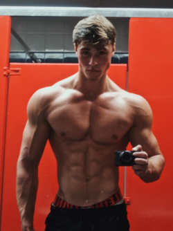 mensexyabs:  David Laid