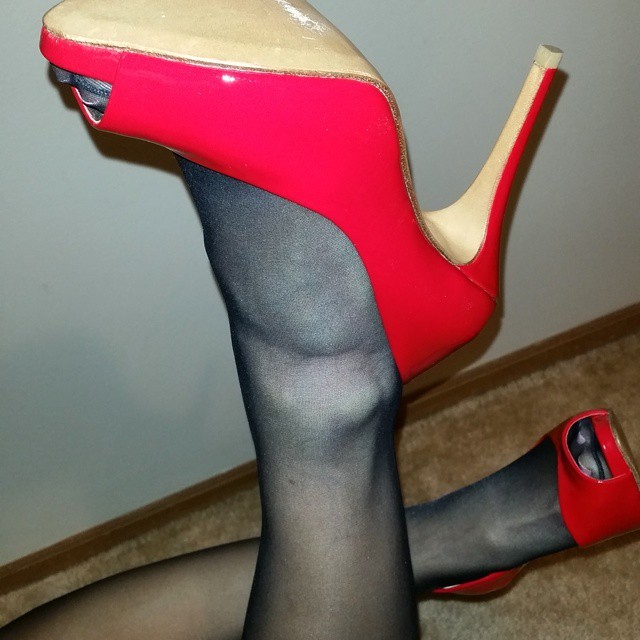 herhosiery:  Rockin my new heels wearing some silky #Leggs #SheerEnergy #pantyhose