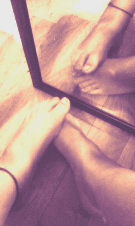 The beautiful toes of deannaelana ;)