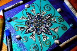 4rtist12ooney:  Sharpie, glitter, and colored pencil snowflake 