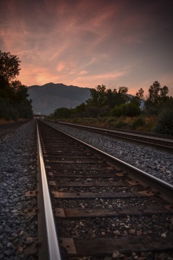 un-in-formed:  ivvvoo:  Morning sunrise railroad