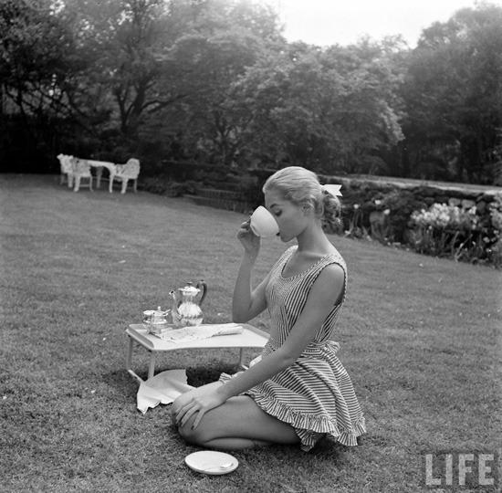 yourdarlinglolita:  Photographed by Nina Leen for Life Magazine, 1952 
