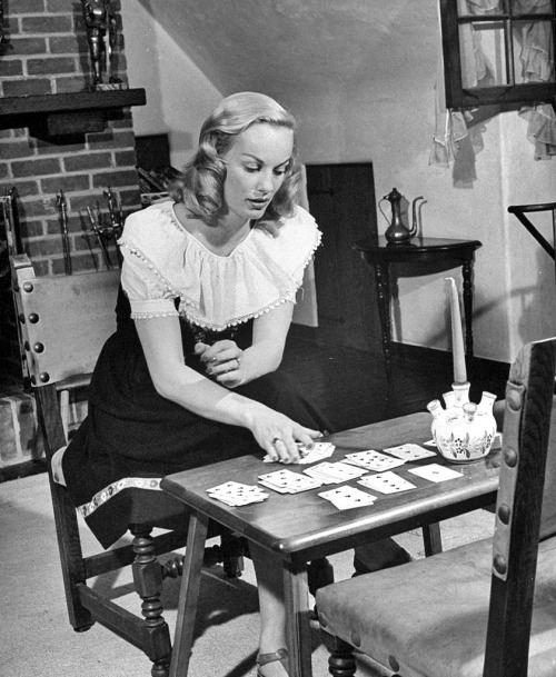 Faye Emerson jouant au solitaire chez elle, 1945.