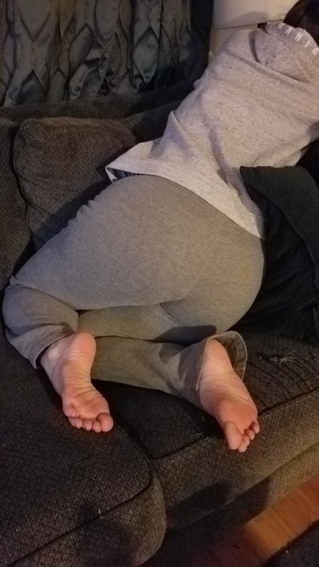 myprettywifesfeet:  A nice candid look at my pretty wifes sexy soles and booty while shes checking her phone.please comment  