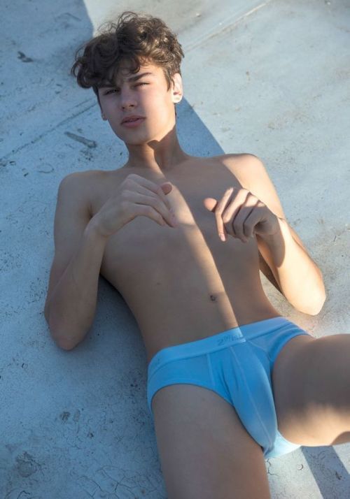 sexyhornysmoothman: Love the dick on this boy…. skinny big dicked white boys are