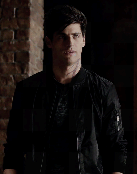 raphaelbane:  alec smirking after magnus mocks the shadowhunter saying  