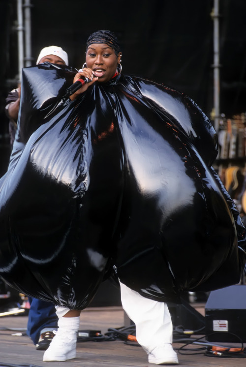 surra-de-bunda:  Missy Elliott &amp; Erykah Badu at The Lilith Fair (1998).  