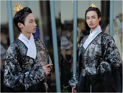 hanfugallery:chinese hanfu by 逸仚居 This type of hanfu is called mangpao/蟒袍 (lit. &ldquo;python robe&r