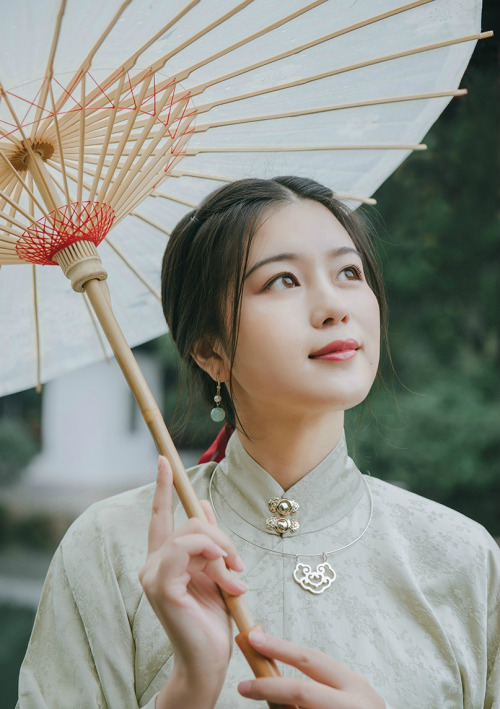 fuckyeahchinesefashion: traditional chinese fashion, hanfu, ming dynasty aoqun. 青池烟