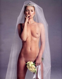 famous-nsfw-tub:  Kate Moss 
