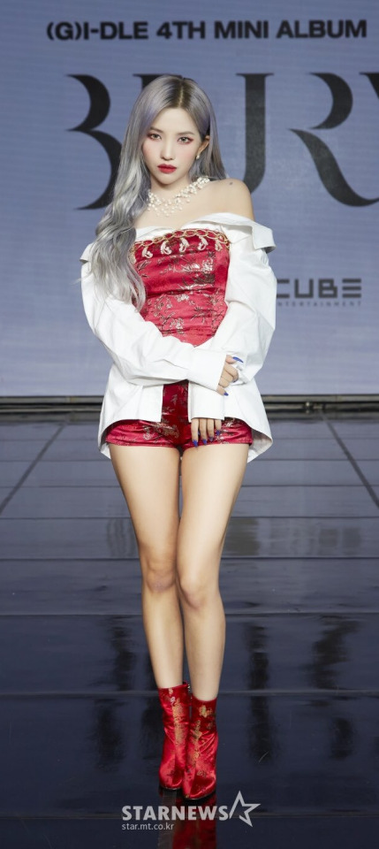 Sexy hot thicc thighs Soyeon