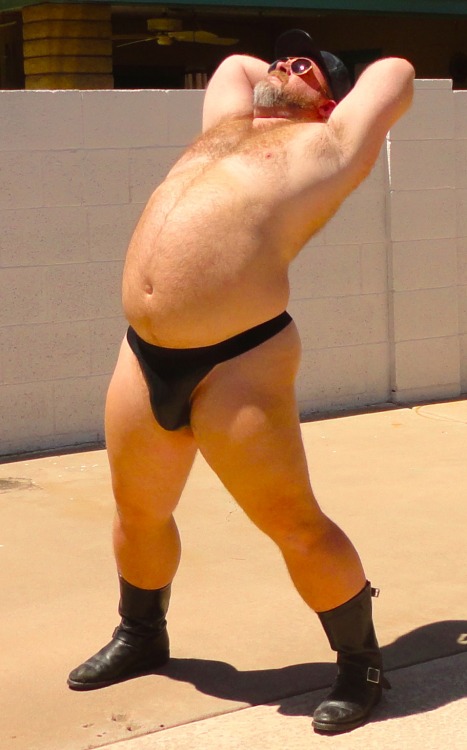j-mobear: riddickthecub: j-mobear is so fucking hot. I’d love to have a day with him ;) Aw man