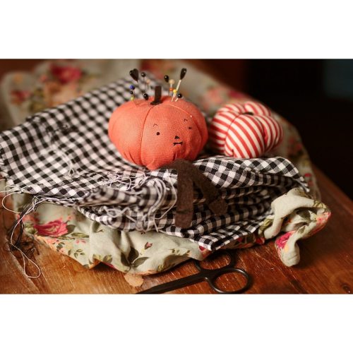 It comes that time of the year that I love to share my dear Mr. Pumpkin pincushion Tutorial. It&rsqu