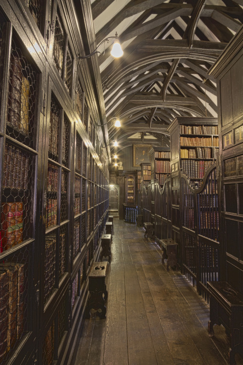 stylish-homes:Dark wood stacks and beautifully vaulted ceiling in Chetham’s Library in Manchester, E