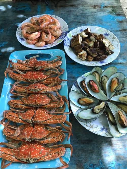 hotfoodsubreddits:Lunch my friend had in Palawan, Philippines. ($5.00 aprox) via /r/FoodPorn https:/