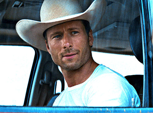GLEN POWELL As TYLER OWENS In TWISTERS (2024) Dir. Lee Isaac Chung