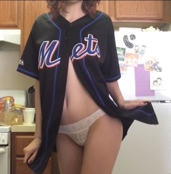 slutty-peach:  let’s go mets!! 💙⚾️  M-E-T-S!!