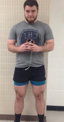 amoose-bouche:  Whew, leg day. Glad I don’t