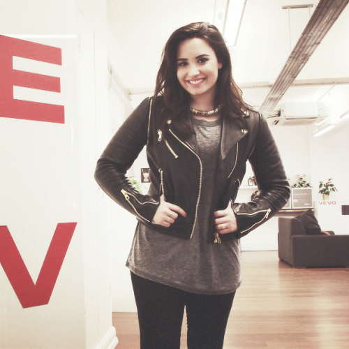lovat0z:  demi lovato on vevo uk today - beautiful girl
