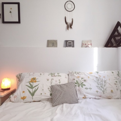 adaurable: some sweet photos of my quaint bedroom