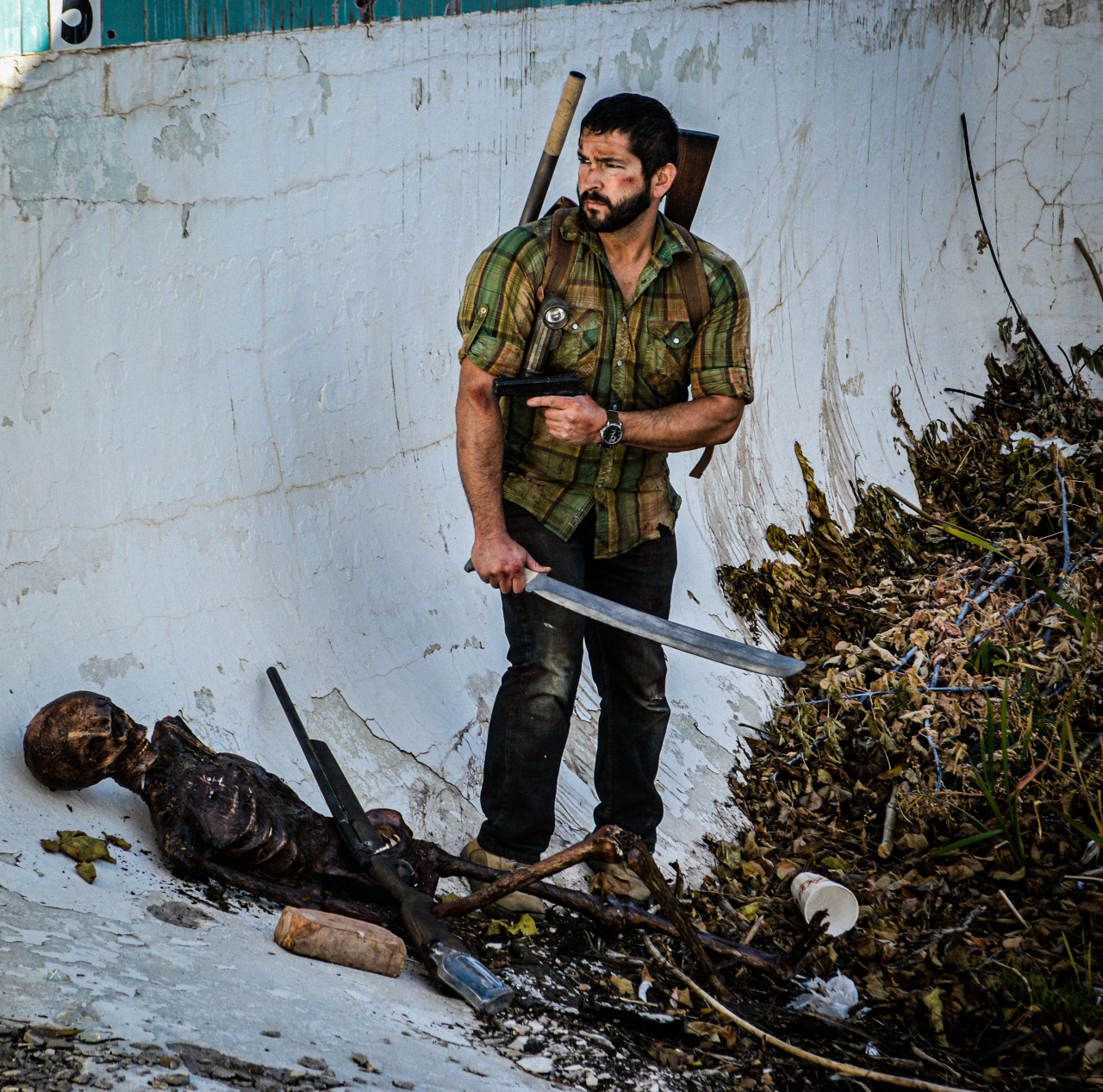 Joel Miller Cosplay - The Last of Us - Photo Montage - 9GAG