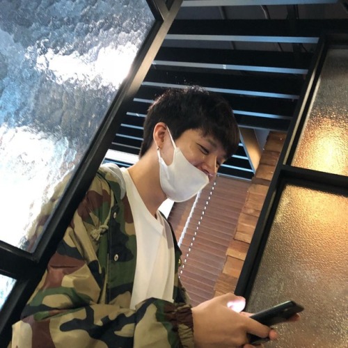 woohyunbiased:  180429 Sunggyu Instagram Update@gyu357: 샵에서 만난 우현씨^^ 웃고있어서 나도 눈치채고 바로 찍음^^ 내일 라디오 잘들을게요trans: Met Woohyun-ssi at the shop^^ Saw he was laughing so I took a picture right