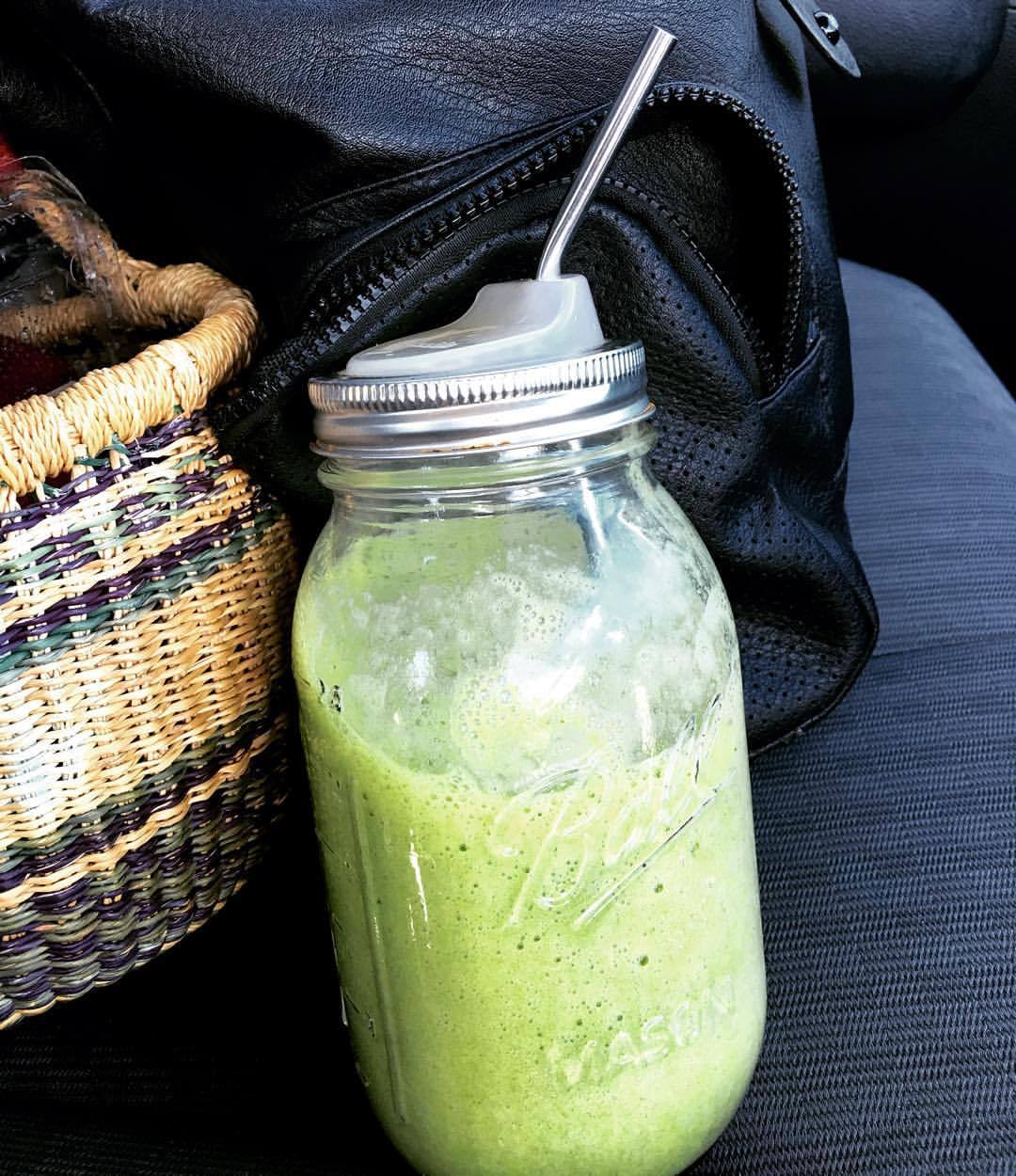 vanessaprosser:  GREEN SMOOTHIE ON THE GO 🌱🍃🌿🌱🍃🌱 4 frozen bananas,