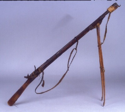 An extremely rare and unique flintlock rifle with original powder flask and kit, originates from the