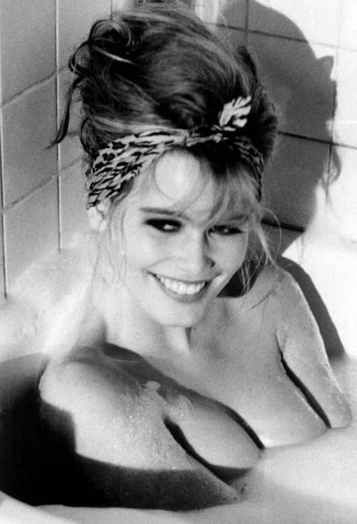 Beauty & the Bath - Claudia Schiffer by Ellen von Unwerth (90s)