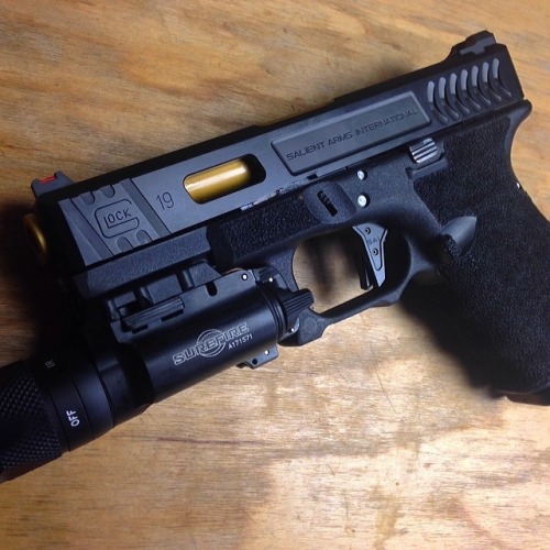 victran:Mr Colion Noir Salient Arms Glock 19 RTF2 Tier One. His daily carry pistol