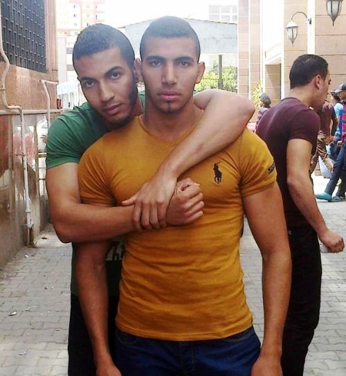 machosdominantes:  Cuando dos machos comparten puta es que su amistad es inquebrantable. Por eso sé que son dos grandes amigos: me usan a la vez entre risas y luego se van.