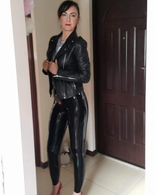 latexsoftengine:  agnieszkalowiczanka April 16 19837778 - 14:57 Latex leggings:@latex.shop.pl