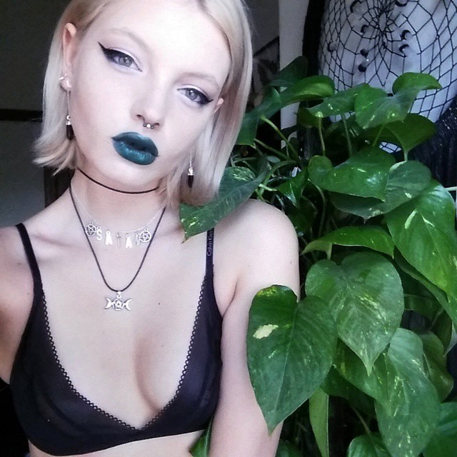 vomitus-creeper:  POISON IVY 🌿🌱💋💀 I’m slowly turning into a plant with