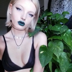 vomitus-creeper:  POISON IVY 🌿🌱💋💀