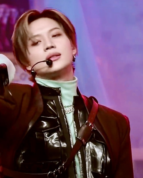 taeminupdates:Taemin in the performance stage of SHINee’s Don’t Call Me