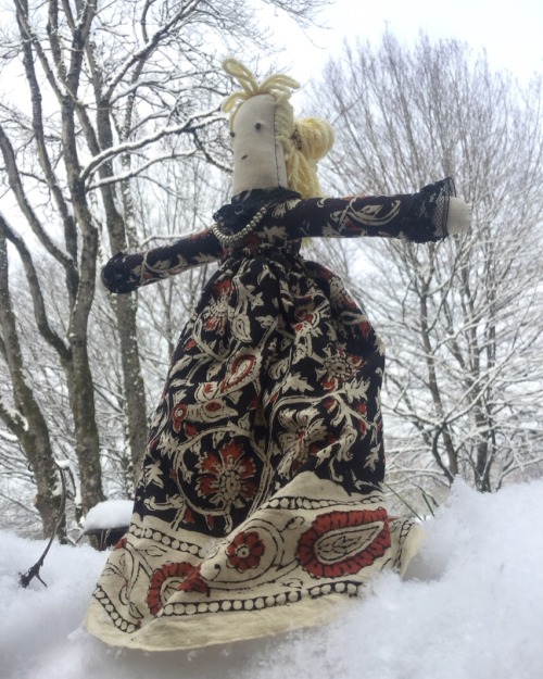 roansragdolls: ❄️Frostyyyy❄️ I love this beautiful pic of Freda in the snow! Her gown is simple, wit