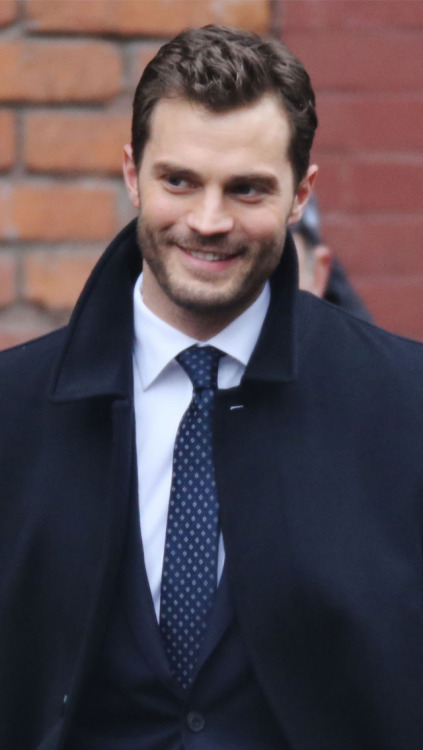 thesefournips:  lockscreens of jamie dornan on 50 shades darkerlike or reblog if save/use plsrequests are open!