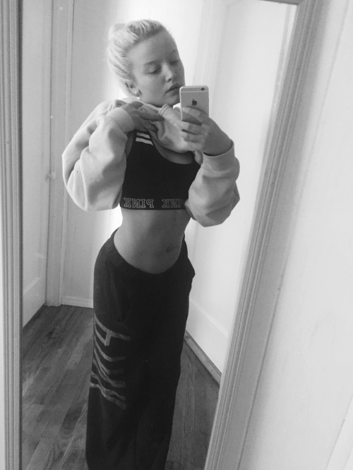 keepasecretslut:  sweatpants, hair tied, chillin with no makeup on