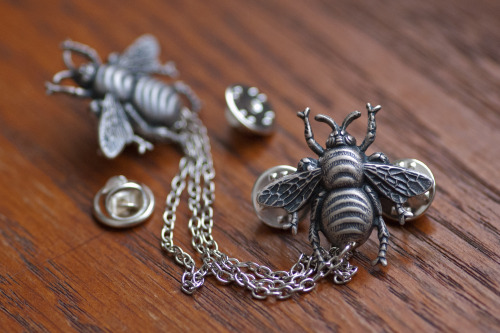 dapperandswag:Bee collar chains, new in the shop! Good for nature lovers and science babes (Cosima N