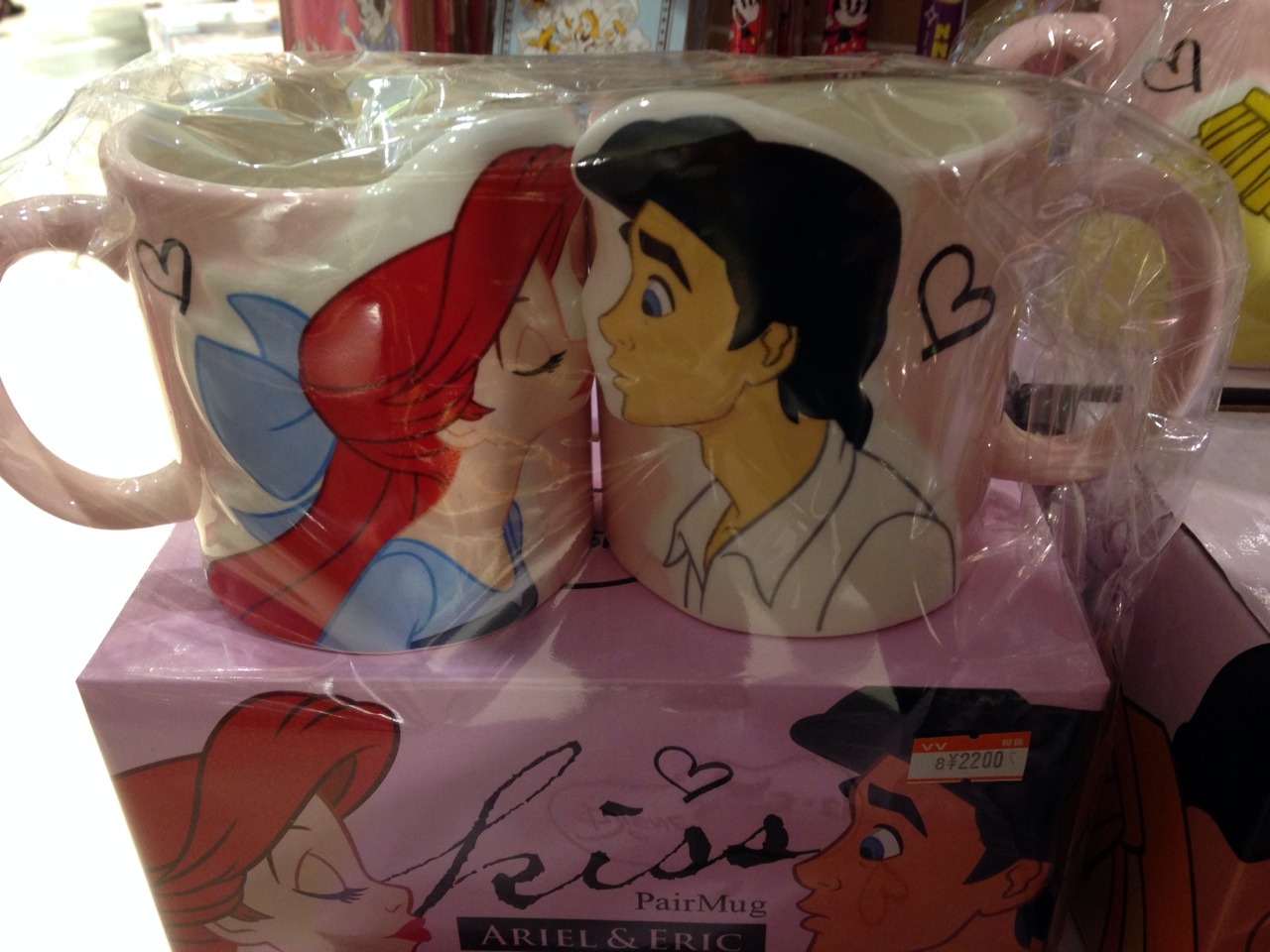peachmilky:  disneyjapan:  Disney His and Her cups.  OHMYGOD 