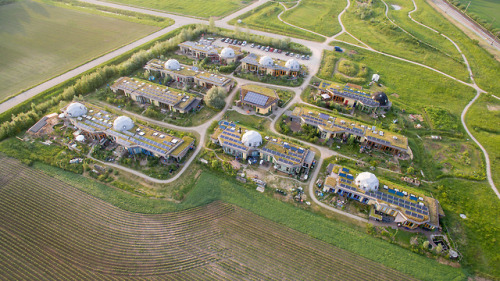 solarpunk-aesthetic:Aardehuizen, NetherlandsAn eco-village constructed from recycled, reused, and lo