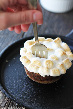 braidsandbruisedknees:  boozybakerr:  S'mores Lava Cakes   @pleasurabledistractions OMG  @braidsandbruisedknees I&rsquo;m making this for you then we can cuddle up watch a movie and eat it together