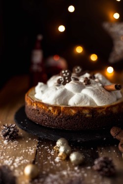 sweetoothgirl:  Eggnog Cheesecake with Gingerbread Crust   