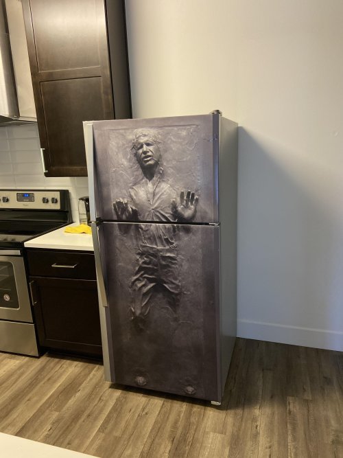 every-breath:  steampunktendencies:  Han Solo in Carbonite Vinyl Sticker for Refrigerator  Get it here : Vinyl Revolution    