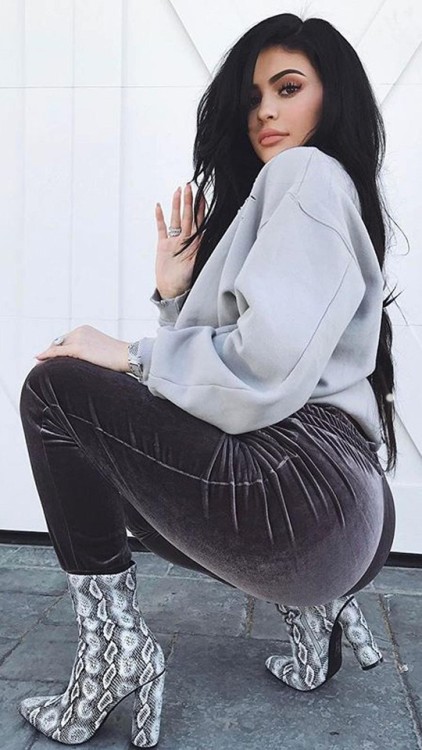 voguescreen: HQ wallpapers @voguescreen like/reblog if U use– Kylie Jenner –click for mo